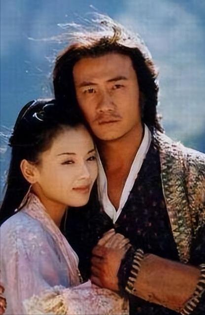 演员胡军，在天龙八部里，扮演的大侠乔峰，确实英气逼人，气概不凡，演出了乔峰的义薄
