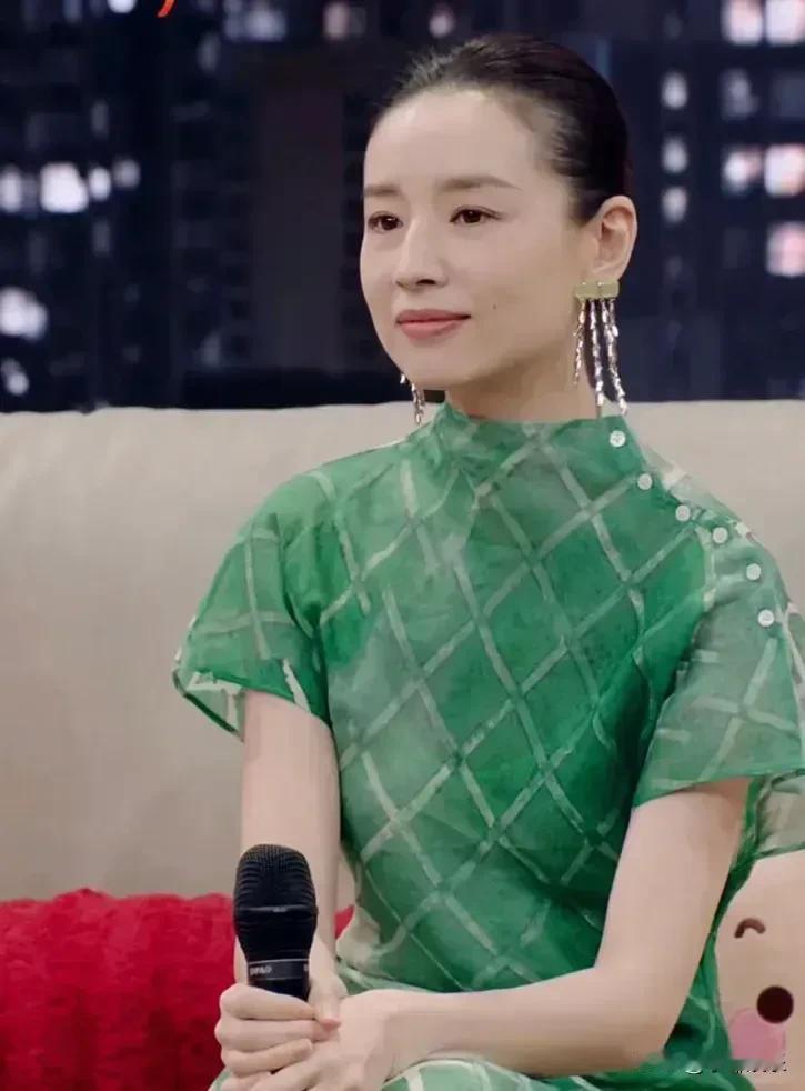 董洁穿上一抹绿色，惊艳回春，美得不像话。突然发现不是她不够漂亮，而是一直没有选对