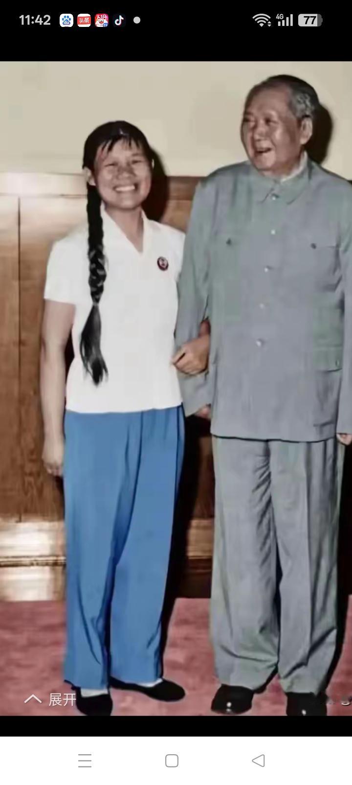 假如是你，会不会幸福一辈子？
1970年候桂珍挽着毛主席的胳膊合影，老人家慈祥和
