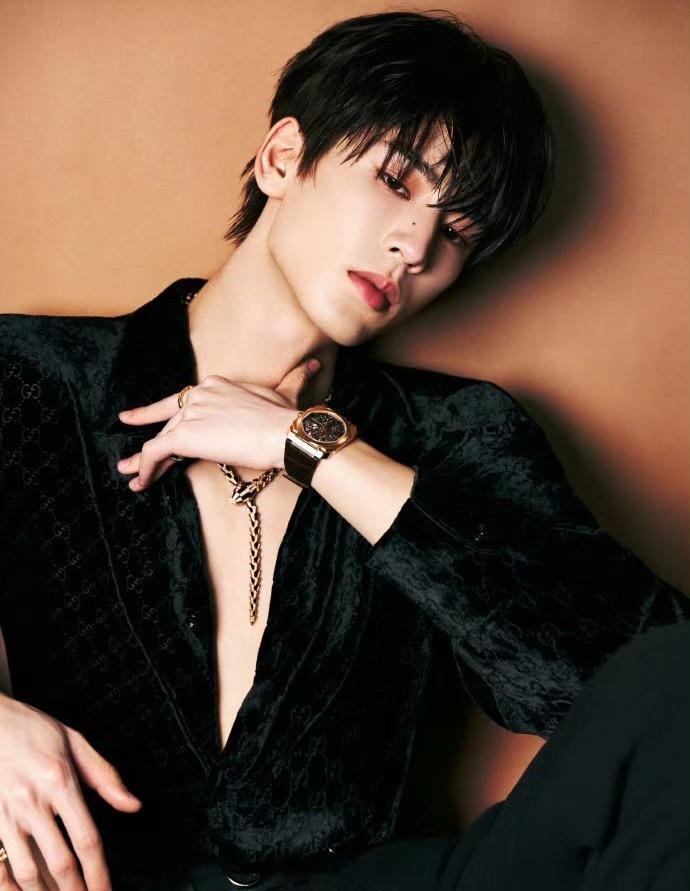 张凌赫微博之夜 造型有点太蛊了大方且慷慨的帅哥 