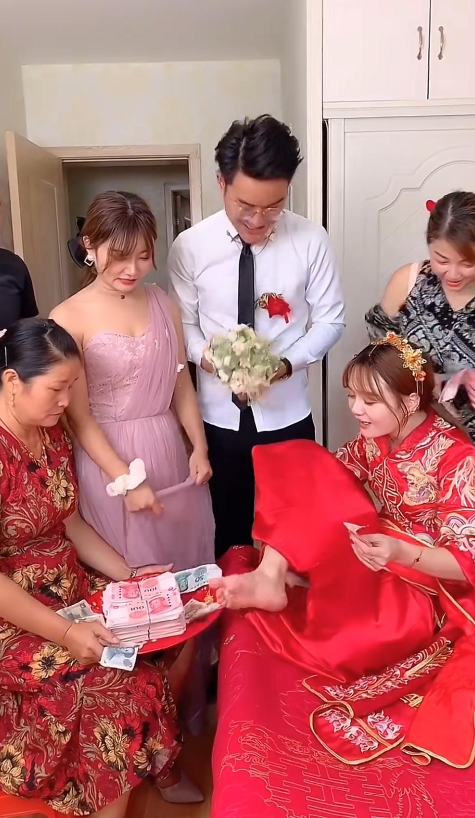 婚礼上的趣味环节，用脚接红包也太有创意了，满屏的喜庆和欢乐，祝福新人新婚快乐呀～