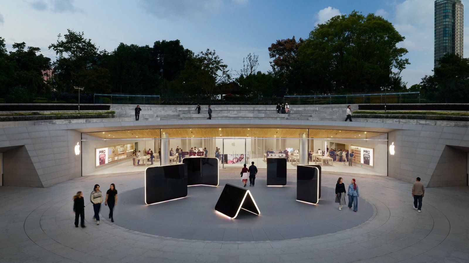 【四家 Apple Store 零售店将放置超大型 iPhone Duo 装置】