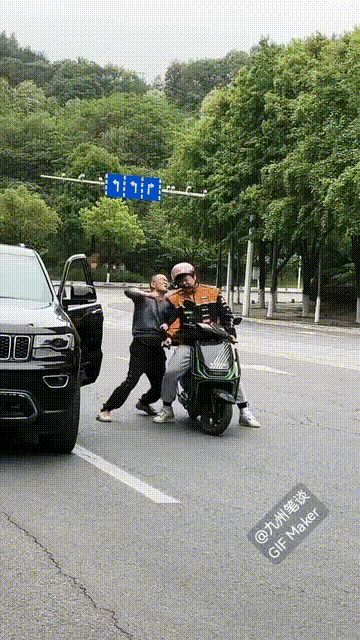 外卖小哥：看清楚了，我全程没有动手！
外卖小哥虽然更高更壮，但全程保持克制！
小