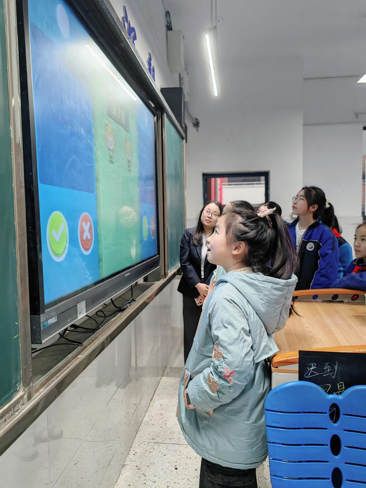 窗外有风景，笔下有前途。

埋头是题海战术，抬头是星辰大海。

愿少年的你，既担