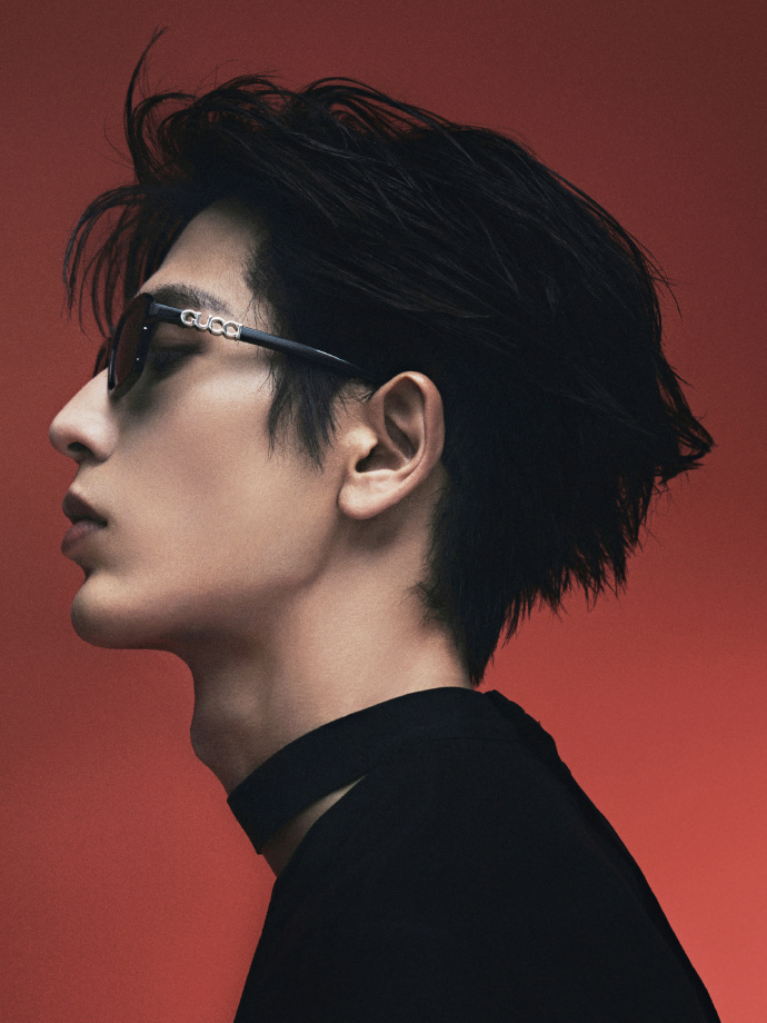 张凌赫allblack印花大衣daddy感，张凌赫choker好带感，谁懂前几天