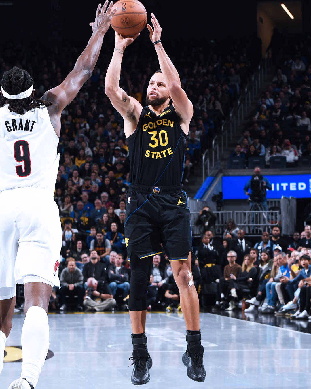 库里38分，4助攻，2篮板。