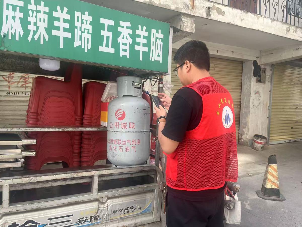 东风社区开展辖区流动经营点用气安全专项检查行动