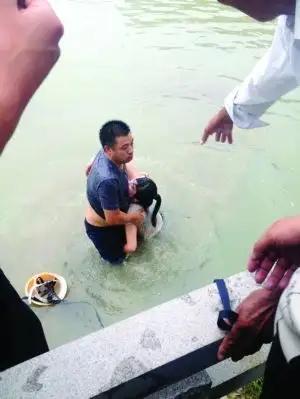 两分钟的生命竞速：凡人善举守护一家三口

水波无情，人间有爱。在河流边发生的惊险