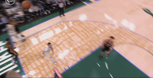 字母哥暴怒！
雄鹿三人不卡位不抢板，戴森轻松点板补进，老鹰领先雄鹿18分，字母哥