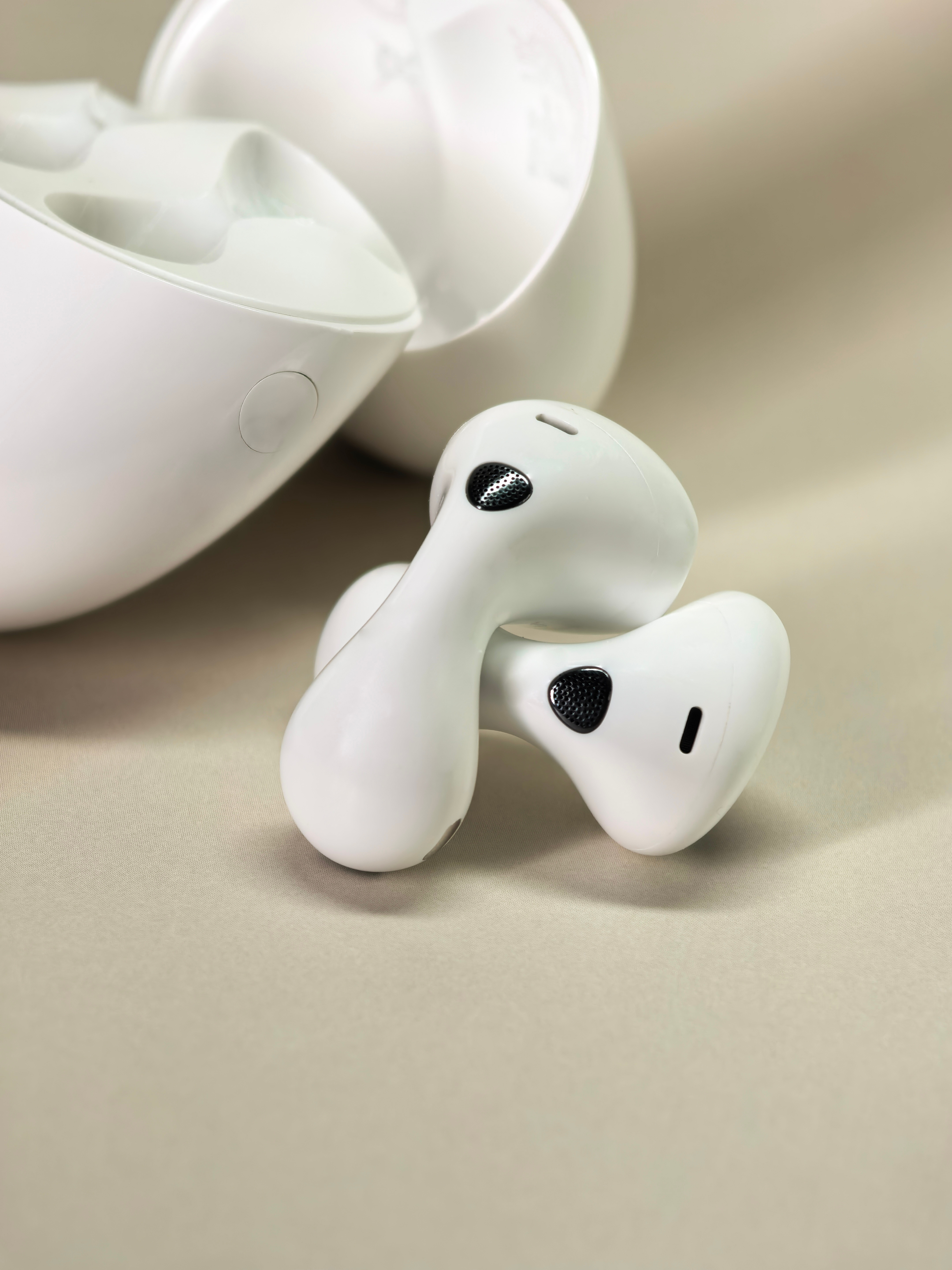 我日常通勤都戴华为 FreeBuds 6。4.1g的重量戴着跟没戴一样，久戴也不