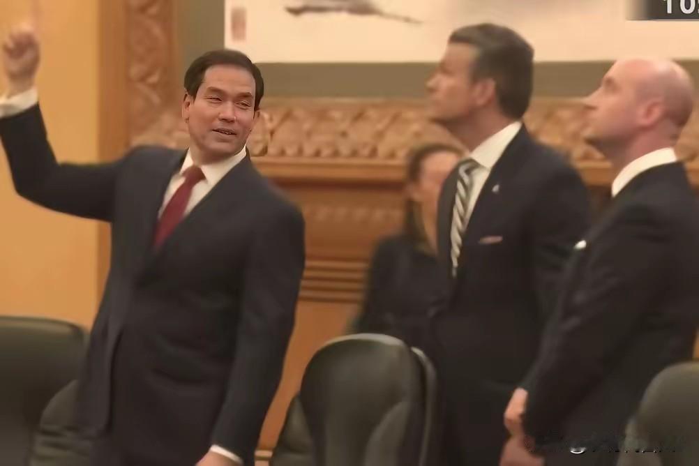 卢比奥对着人民大会堂天花板竖起了大拇指

当被中国制裁过的美国国务卿卢比奥走进人
