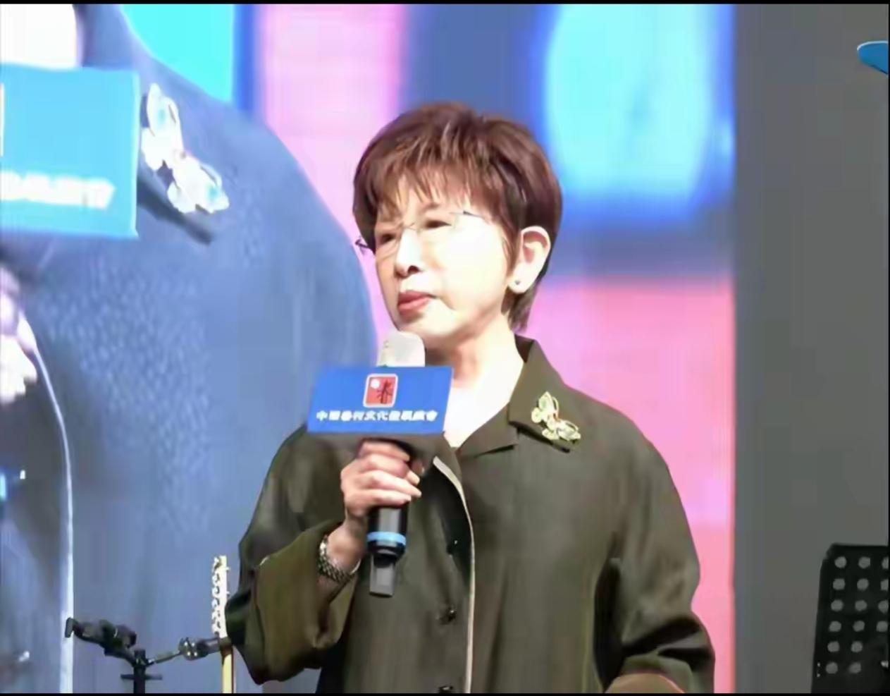 真统派当属洪秀柱！当着郑丽文、韩国瑜的面，洪秀柱高喊：“一中就是中国，台湾加大陆