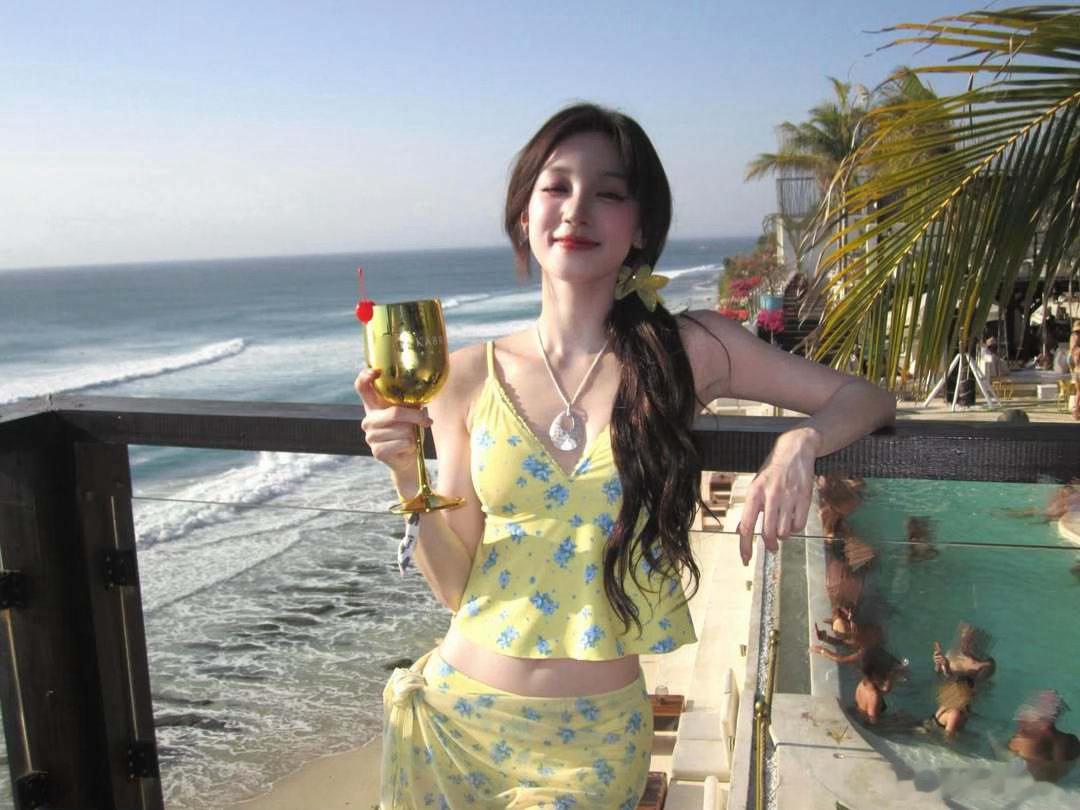 雨琦这组海边照好明媚哦好美的宝宝，阳光 海浪 黄色泳装，随手一拍就是壁纸级别。 