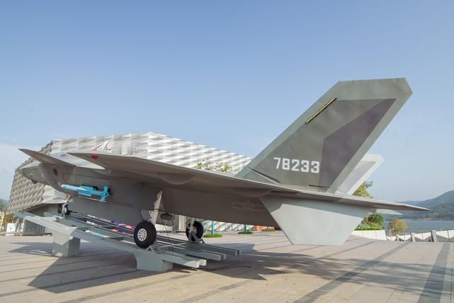 歼-35强势登场，国产隐身舰载机跻身世界前列
适配福建舰的歼-35隐身舰载机，是
