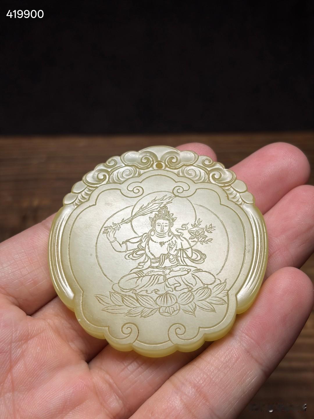 清中和田黄玉持剑文殊诗文牌
尺寸直径5.3厘米，厚0.65厘米，重量42.6克