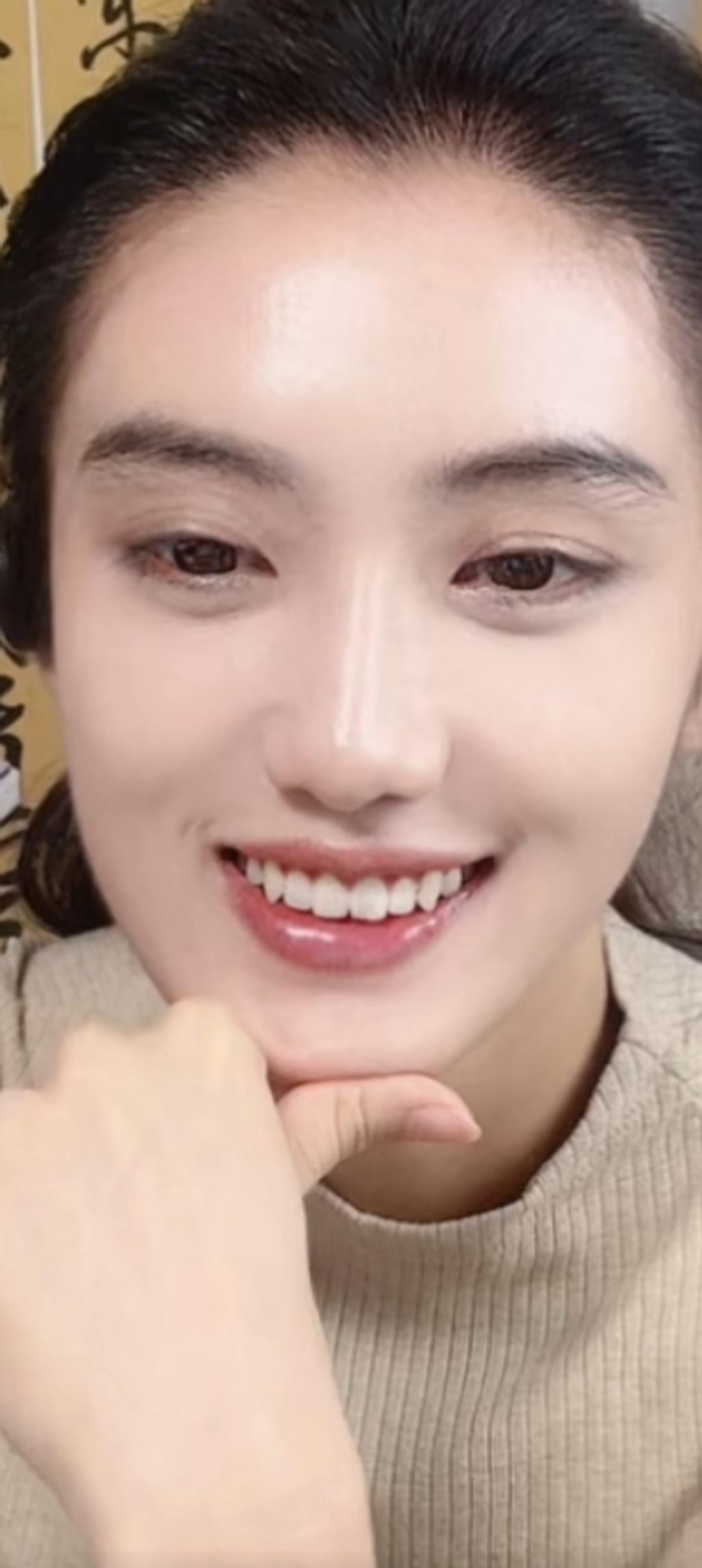 这个女生笑得真可爱！