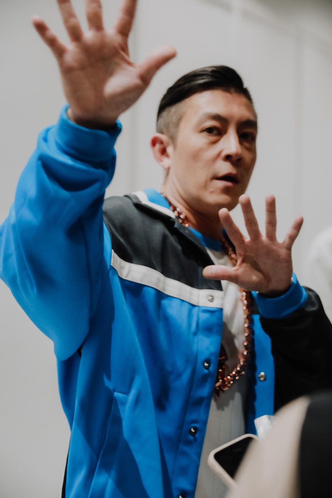 【#被耐克起诉后陈冠希发文#】#陈冠希发与阿迪达斯联名鞋照片# 据媒体报道，8月