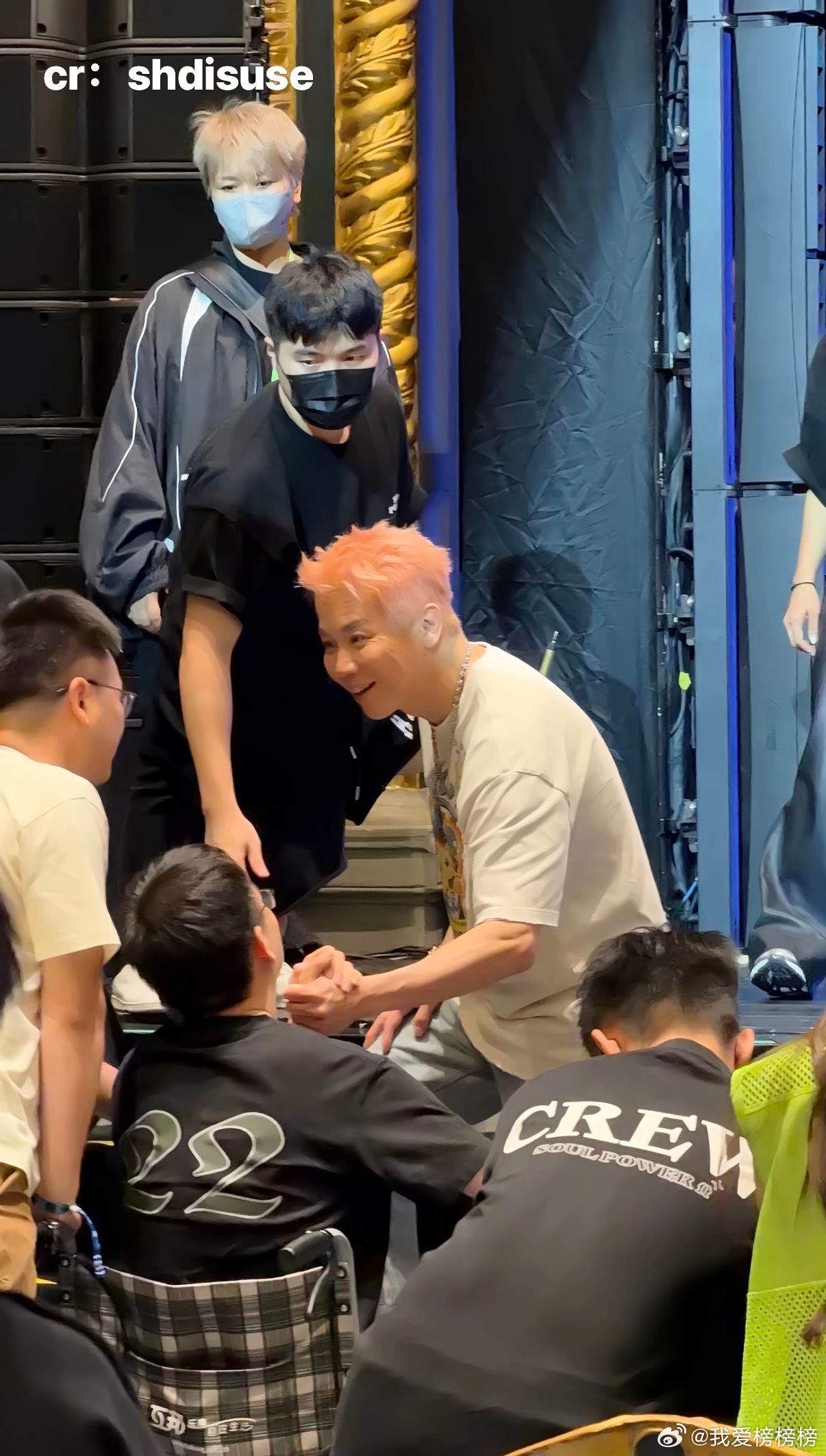 陶喆下台给坐轮椅歌迷签名 泪目了家人们新专辑签唱会上海场主动下台给坐轮椅的歌迷签