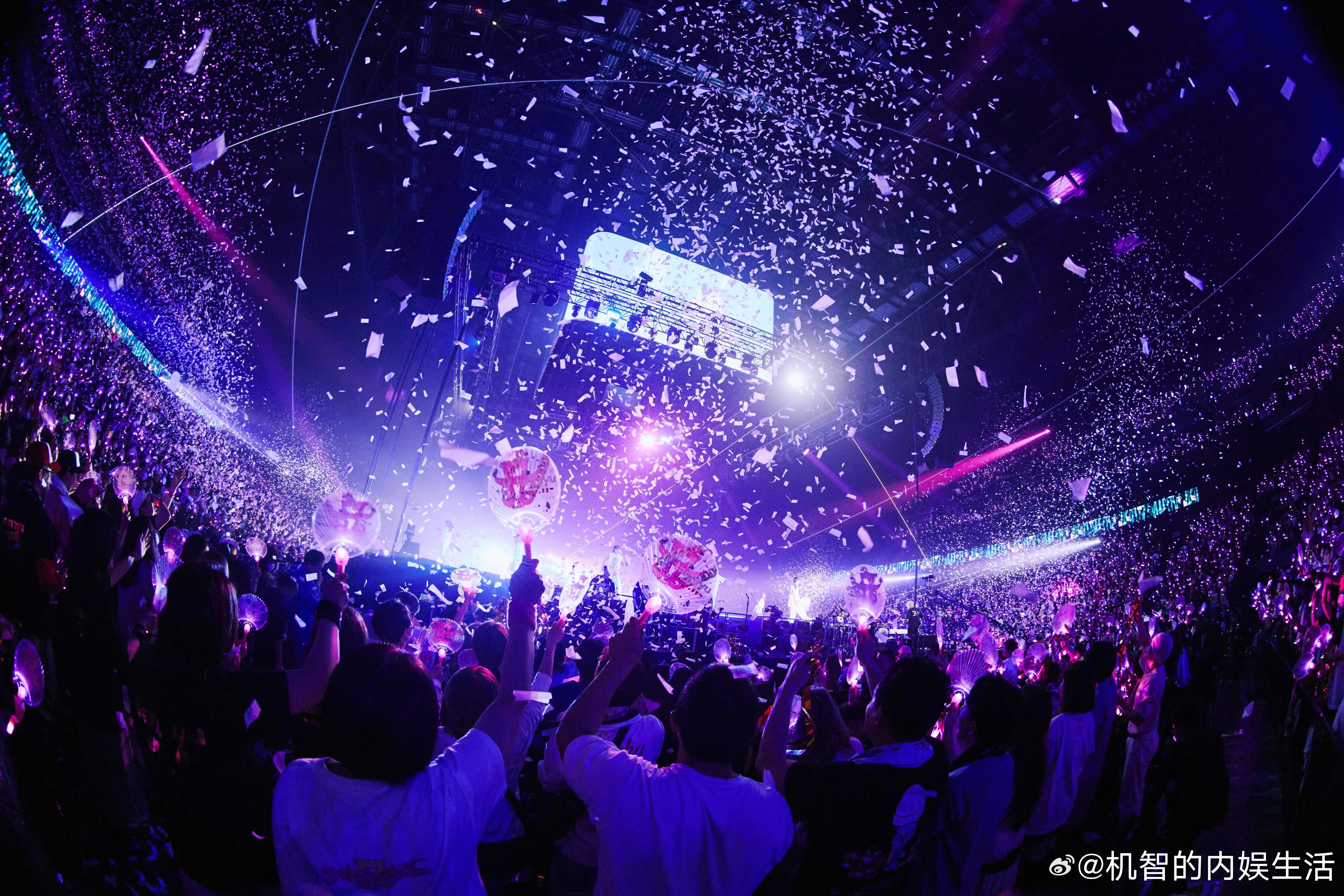 抽4个人去看演唱会！酒店+机票+演唱会门票全包！不要的可折现6000元！想干嘛干