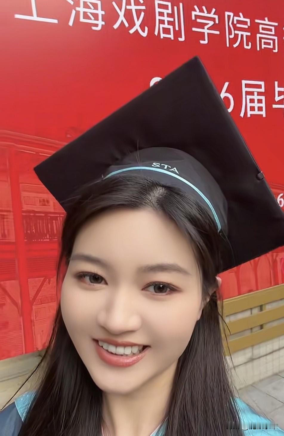 《疯狂的冰箱·艺品百味》的女主持人糕糕最近迎来喜讯。
原来，经过努力她从上戏顺利