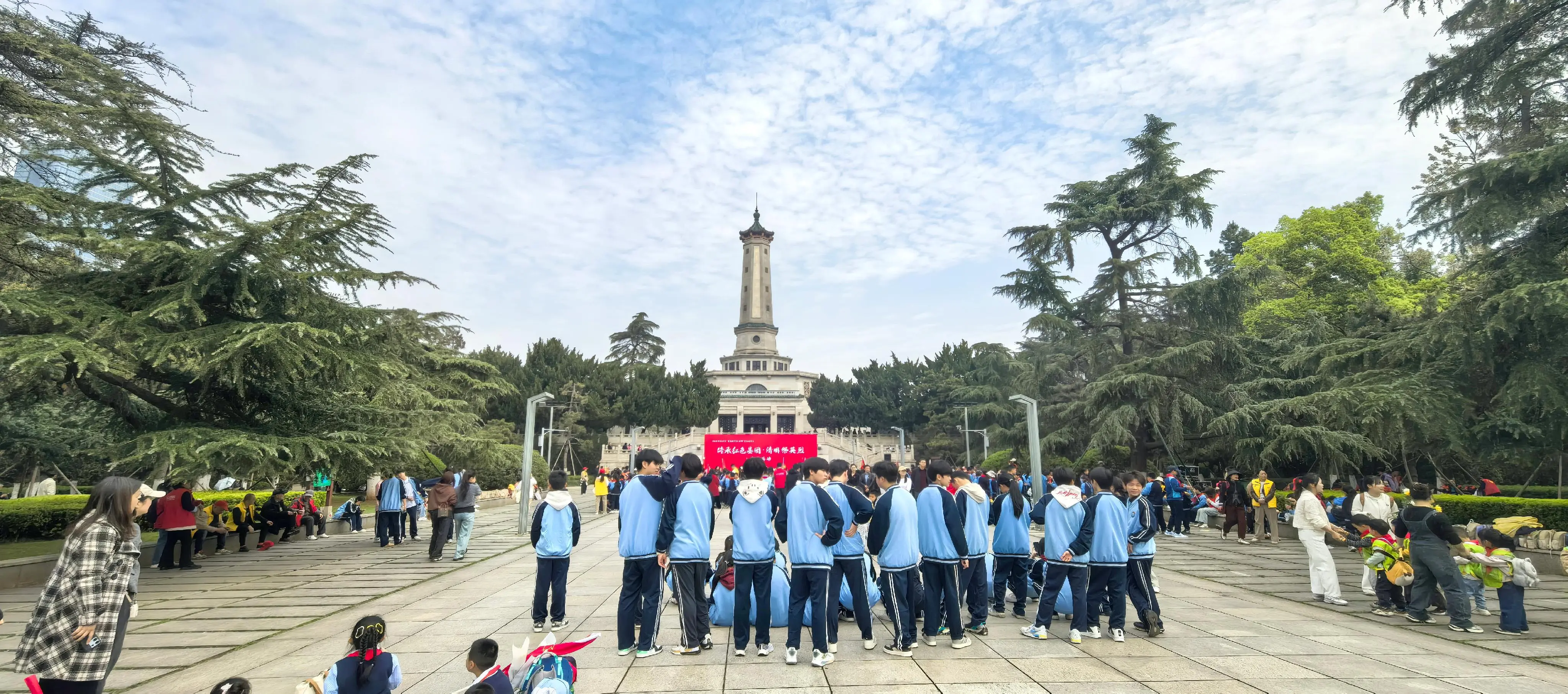 我怕下笔太重惊扰了烈士的英魂，又怕下笔太轻描不出他们惊天动地的往昔！你...