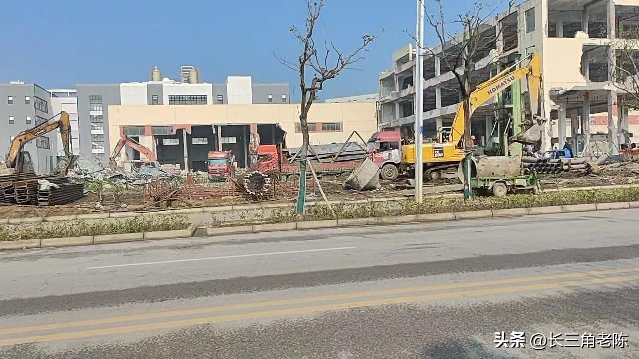 通苏嘉甬高铁沿线拆迁：北厍汾杨路西易昌泰厂房拆迁 为高铁建设全速让路
 
作为串