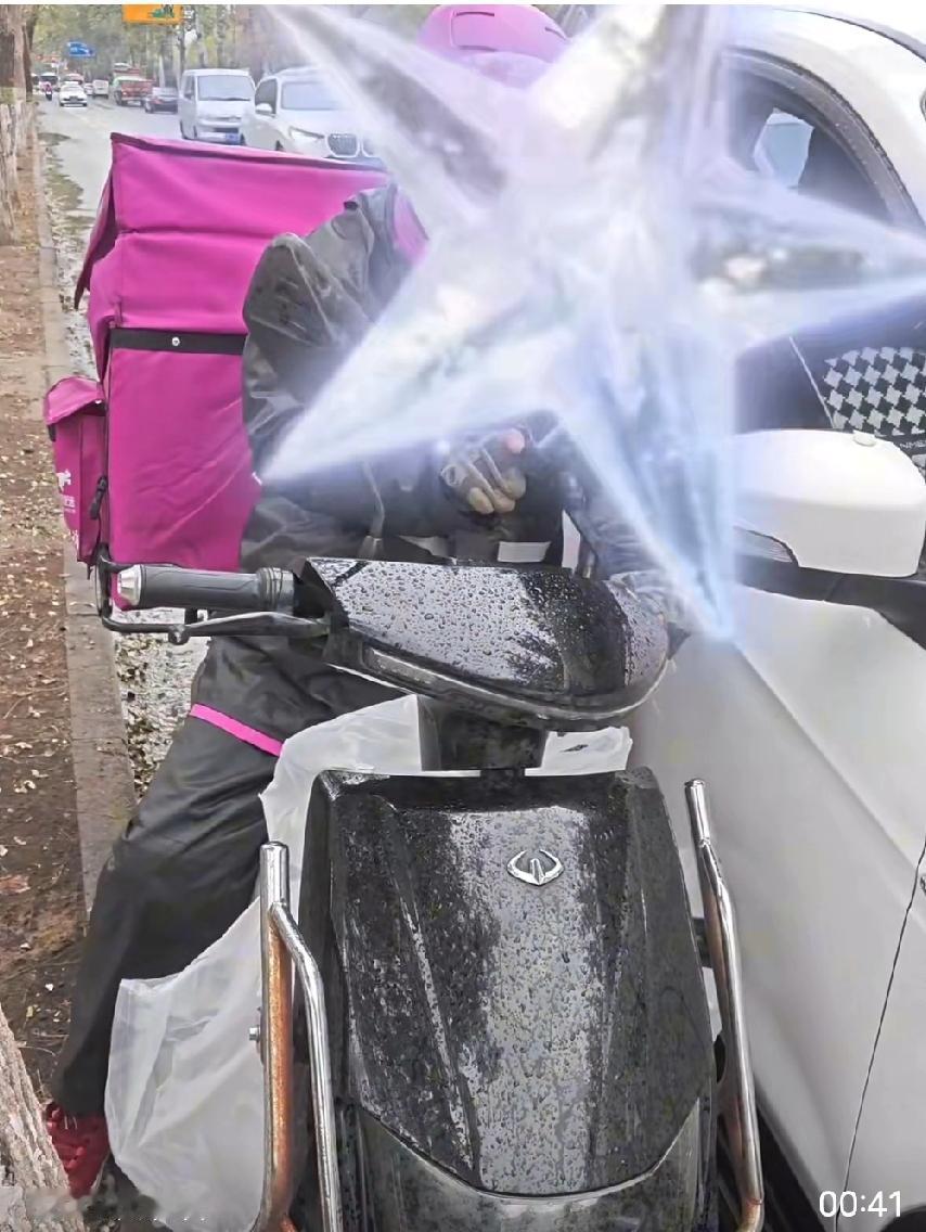 11月10日，北京。疑是女子开小车与外卖员差点发生剐蹭，随后女子发视频吐槽：“山