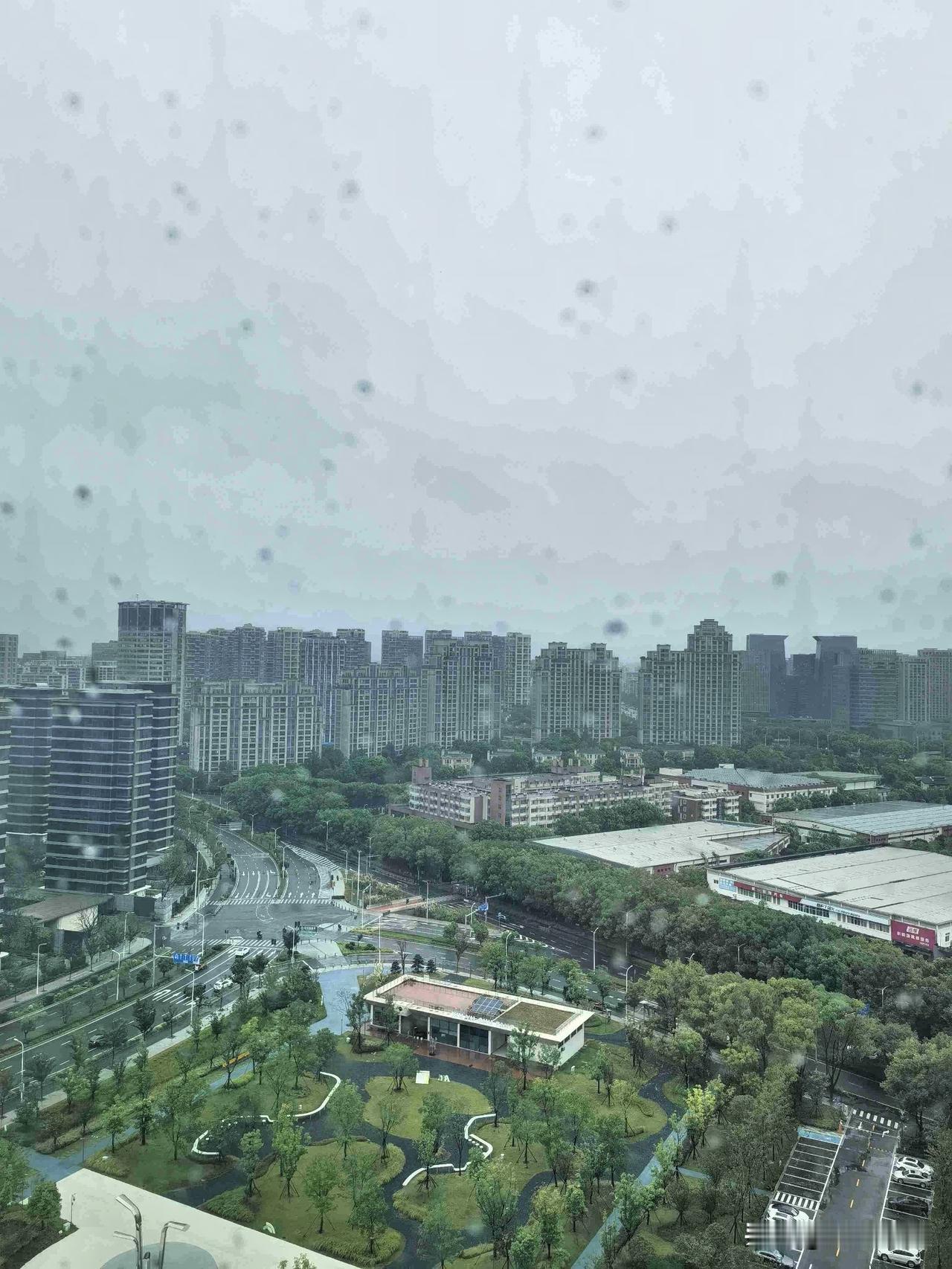 我的今日状态：😁轻松愉快
我这里的天气：🌧下雨。

昨晚狂风呼啸，暴雨毫不忌