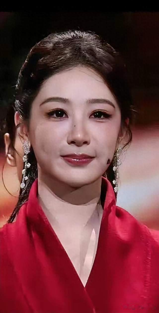 央媒镜头不愧内娱照妖镜！杨紫无滤镜出镜，舒展大方好有气质