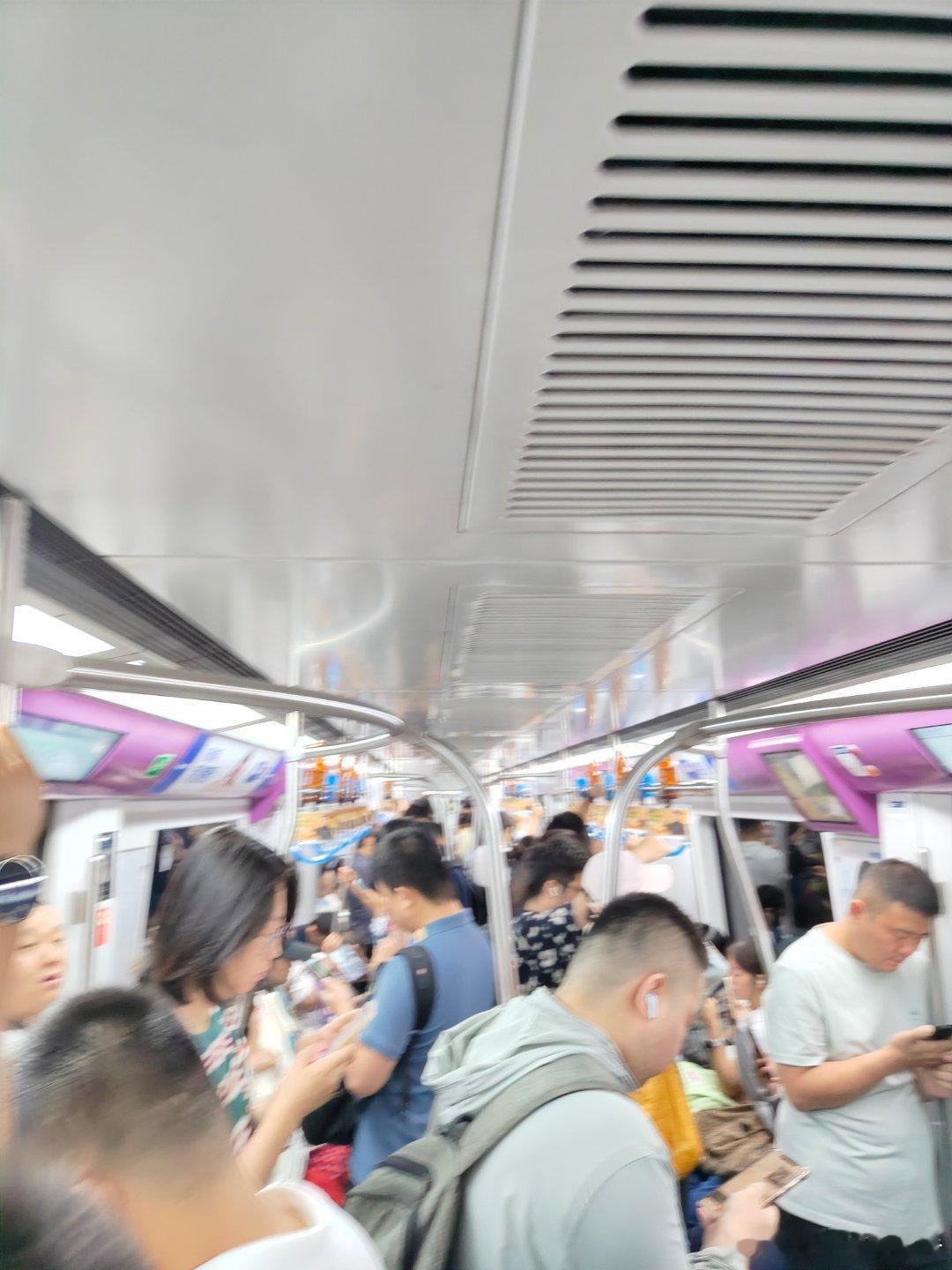 这会坐上地铁顺义线了，久违的地铁，现在很少有机会做了，两年前在北京工作，每天出门