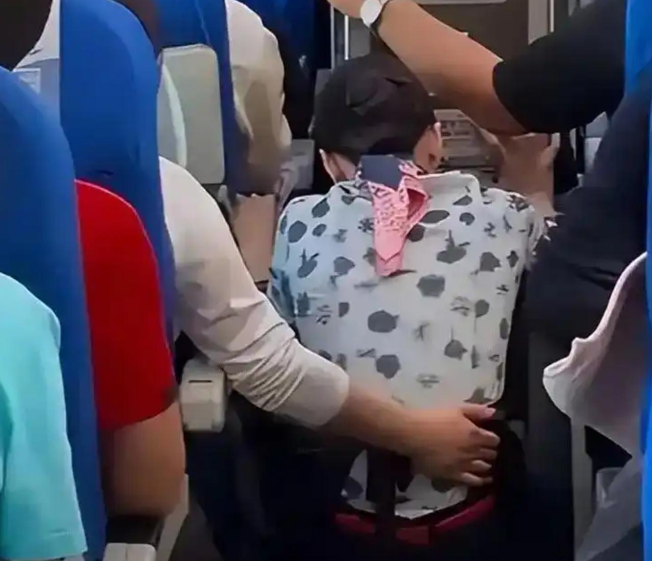 东航终于回应了，但关键问题一个没答。
 
9月30日，东航通报称乘务员已恢复正常