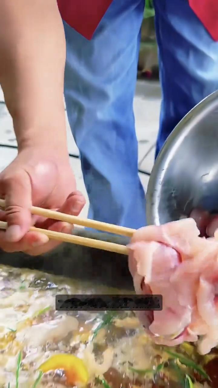 食槽变身火锅。
谁能想到小时候农村用来喂猪的食槽，如今竟被搬上饭桌成了一口超大号