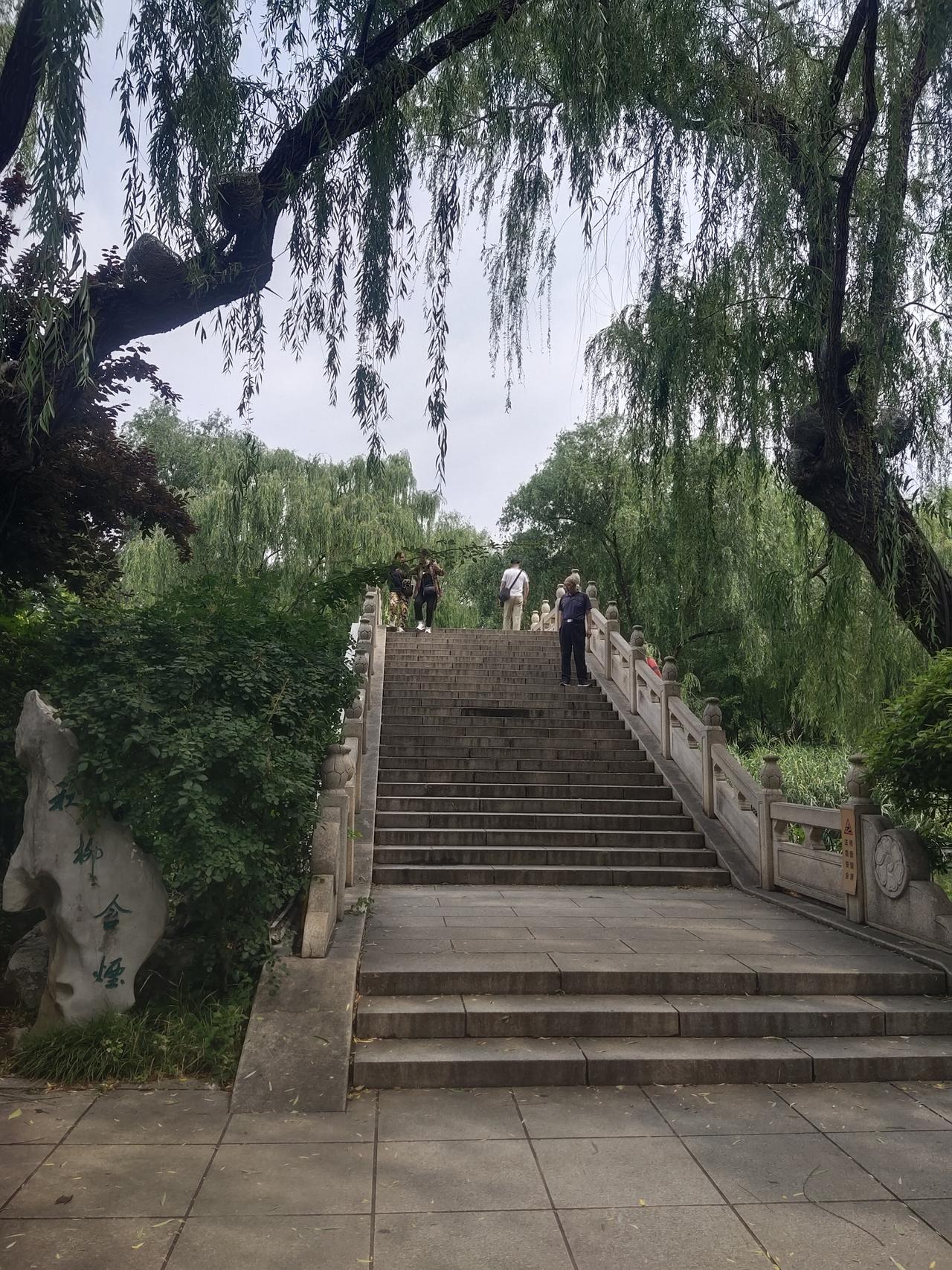 今早八点多，我换好衣服，打算去医院拿药。突然，一阵大风刮起，天空刹那间暗了下来，