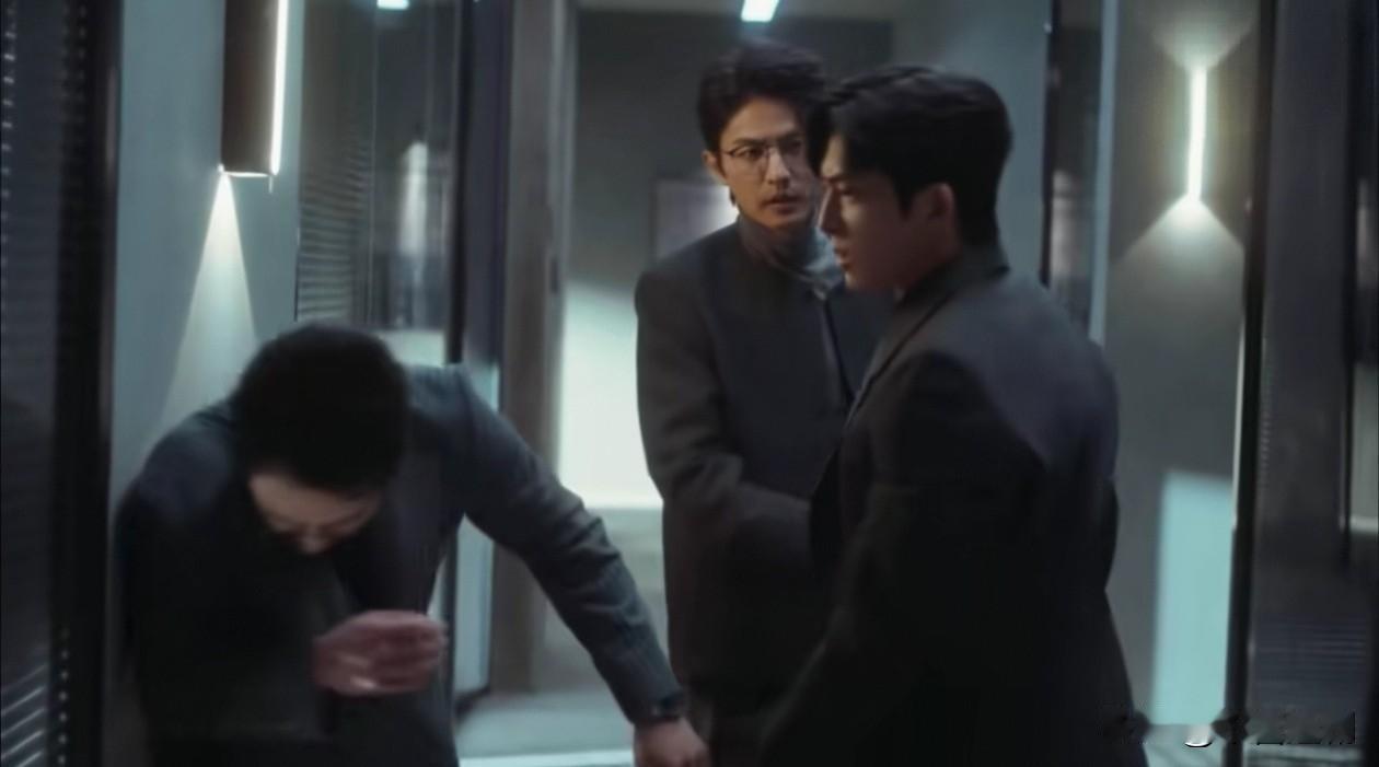 桃桃一直没告诉luke她被性骚扰，预告里面桃回家里一直找luke抱抱很黏他，lu