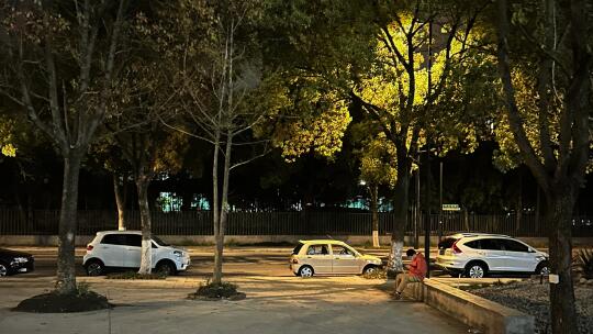 开老车出门，下车后总是忍不住拍两张…