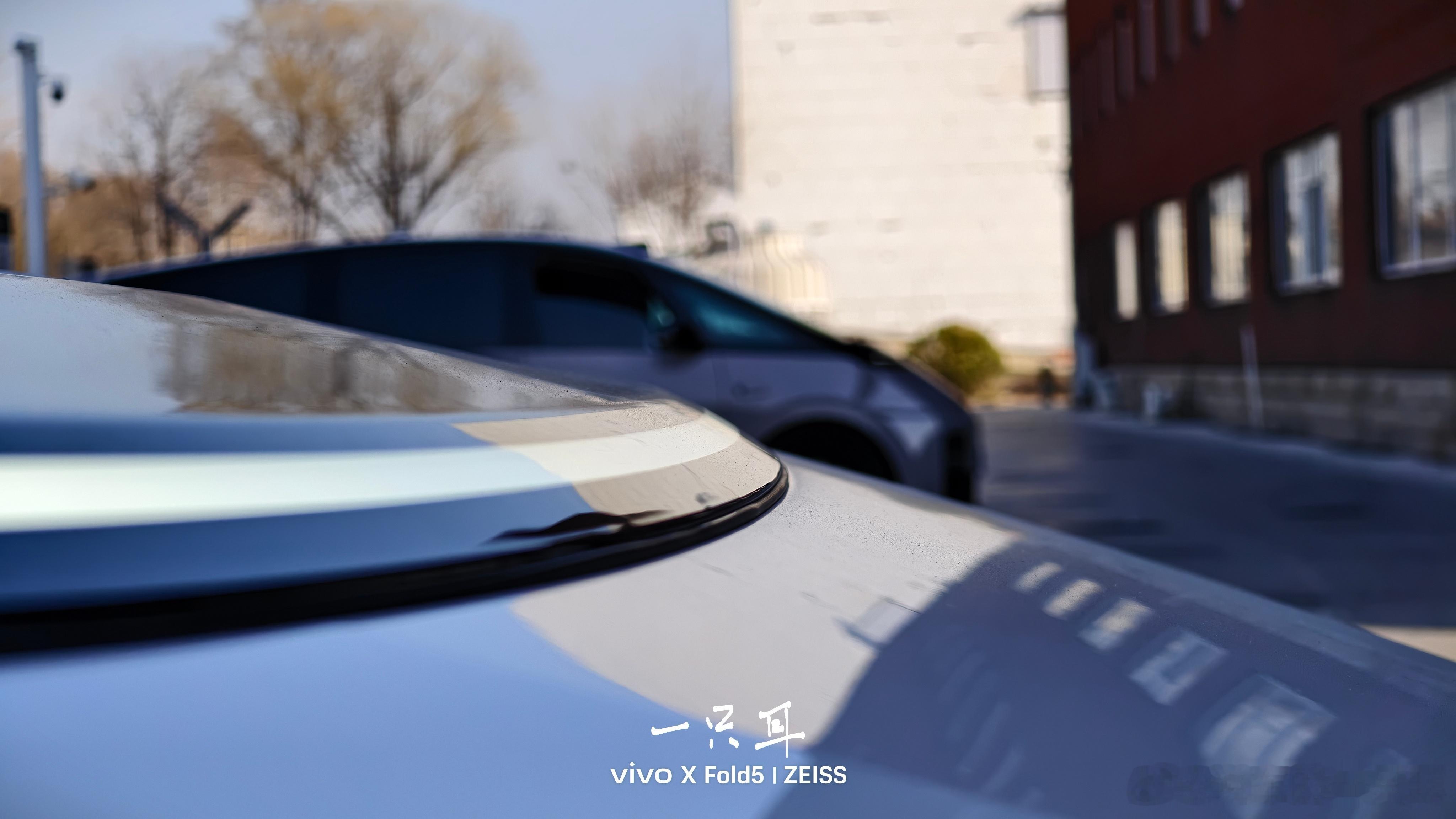 那天突然发现，导航理想超充站之后，理想自己开进充电站的小区路，自己规划一个充电车