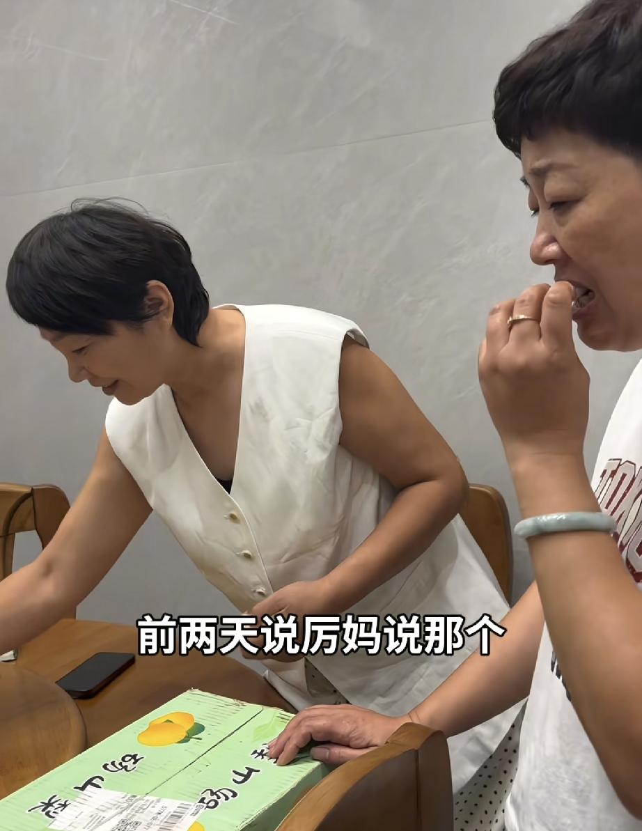 厉妈换发型以后和厉怀远二姨太像了
厉爸厉妈终于腾出时间准备出发砀山了
今天厉怀远