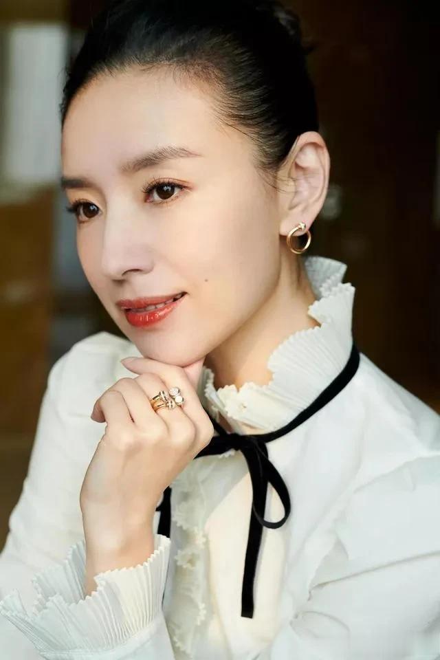 董洁放迷之自信，迷之操作，她是不是以为当年看过她与王大治激吻视频的人都死绝了。
