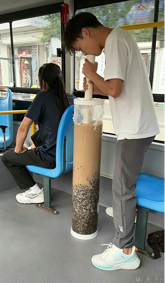 这一杯下去，一年都不用吃饭了[捂脸] 