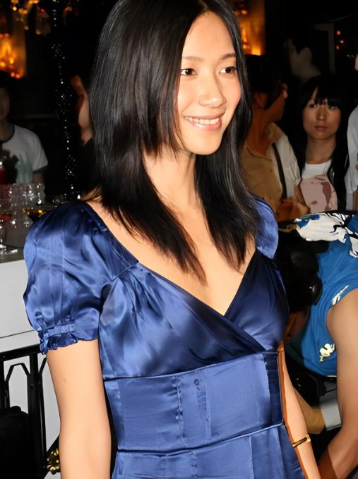 1994年，20岁的徐静蕾对王朔的老婆沈旭佳说：“我已经在你家大摇大摆出出入入了