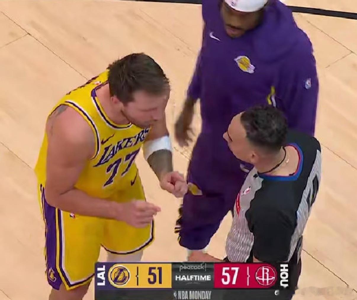 杜兰特对里夫斯恶意犯规 3月17日NBA湖火西部卡位战，第三节杜兰特遭里夫斯、东