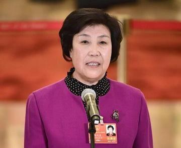 八十岁的农民代表郭凤莲，就由于在两会镜头前替农村老人喊了声养老金太低，被一群连“