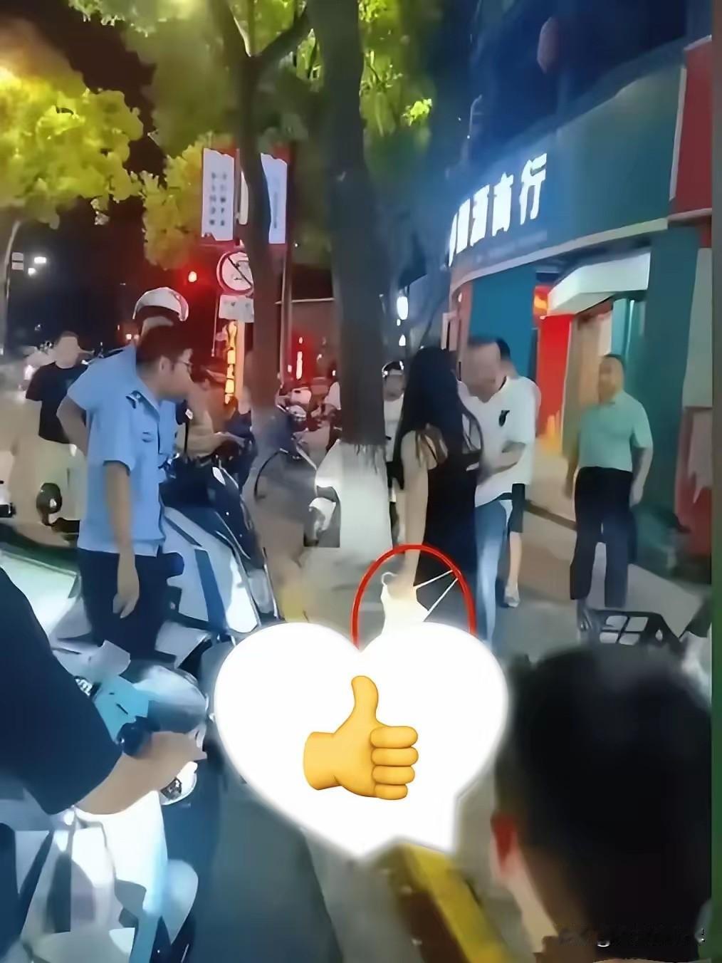 笑不活了！浙江温州，女子晾晒内裤的时候，一不小心手滑了，内裤掉到了楼下，结果正好