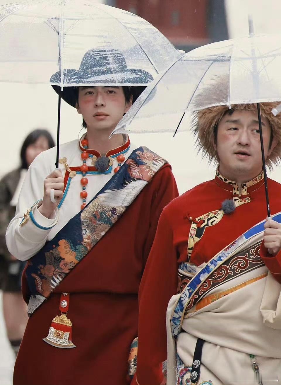 #蒲熠星晒伤妆火树高原红#跳地团川西藏服路透# 同样是高原妆容，蒲熠星是晒伤妆，