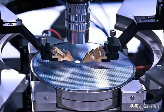 美利坚：绝不允许，使用美国技术的光刻机，卖给中国。中国：绝不允许，使用中国稀土的