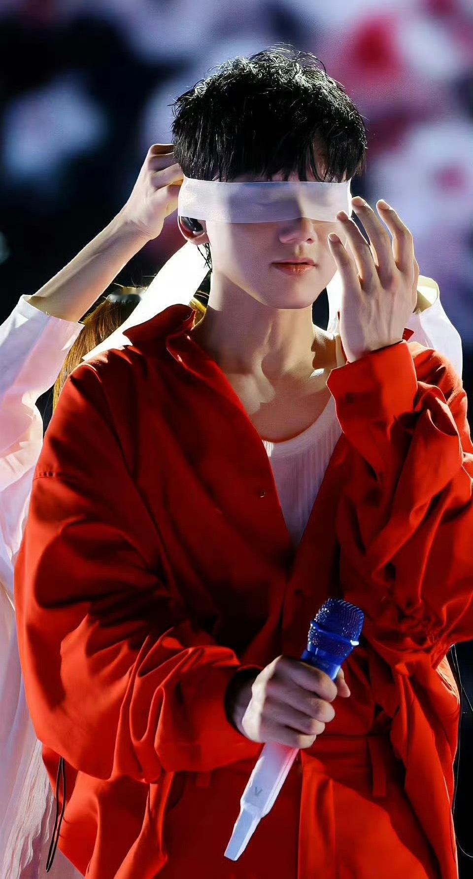 张杰鸟巢工作人员有四百多人 张杰鸟巢的工作人员竟然有四百多人，怪不得这个舞美舞蹈