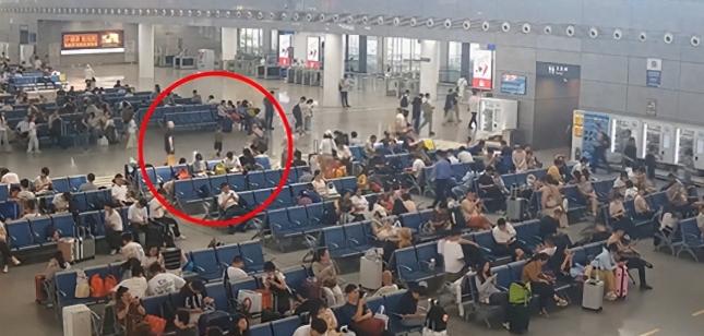 仅仅 23 天，南京南站民警和工作人员，前后找回 16 名和家长走散的孩子。
