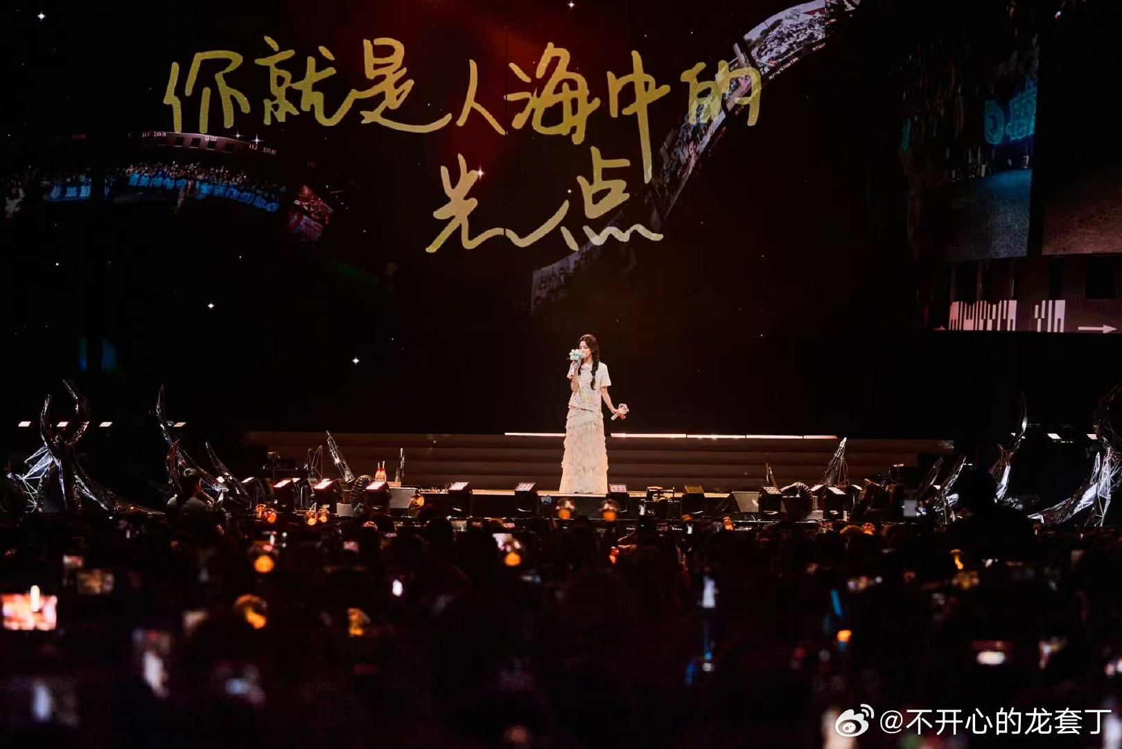 白鹿晒音乐会和鹿茸合照白鹿晒音乐会照 谢谢你们 你们是全世界最好的鹿茸🫶🏻 