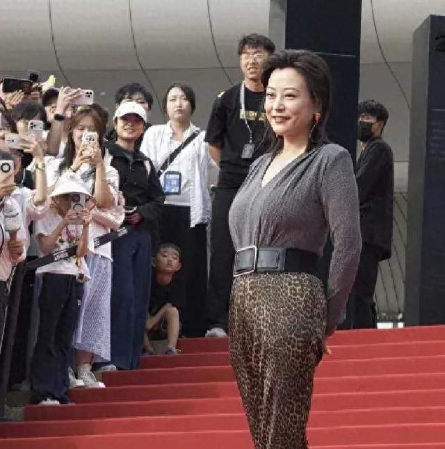 郝蕾的赘肉，抽醒了内娱