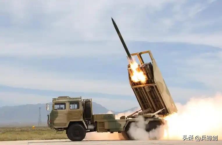 军贸市场的耀眼明星SR-5型火箭炮作为北方工业公司精心打造的外贸利器，集高机动性